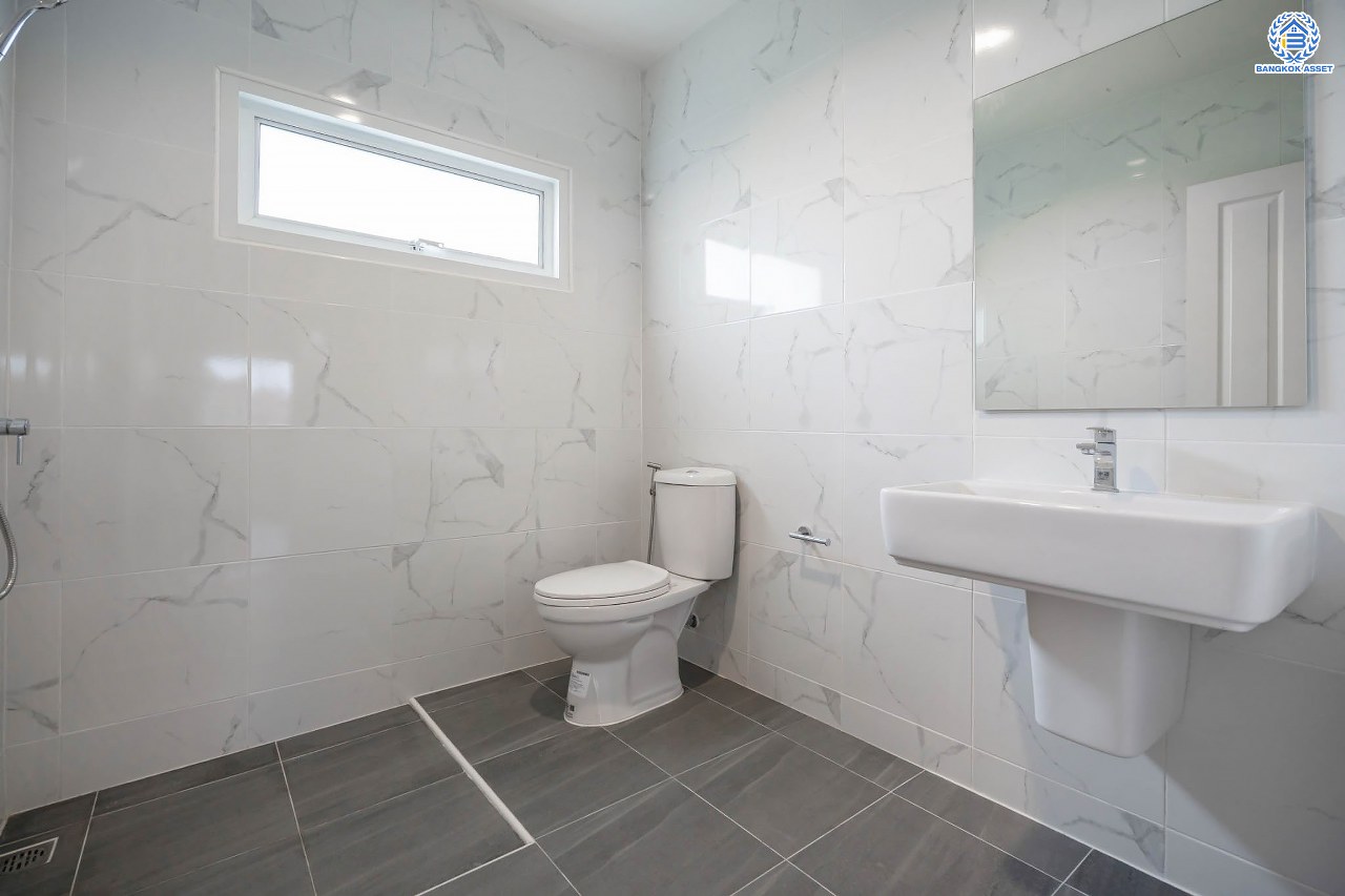 บ้านมือสองตกแต่งใหม่ โครงการ ลภาวัน15 ราชพฤกษ์ เนื้อที่ 50.5 ตร.ว. ฟังก์ชันครบ 3 ห้องนอน 3 ห้องน้ำ 2 ที่จอดรถ บ้านสวยสภาพดี พร้อมเข้าอยู่ บนทำเลศักยภาพติดถนนราชพฤกษ์ เชื่อมสู่แจ้งวัฒนะได้อย่างรวดเร็ว ใกล้รถไฟฟ้าสายสีม่วง "สถานีบางรักใหญ่"